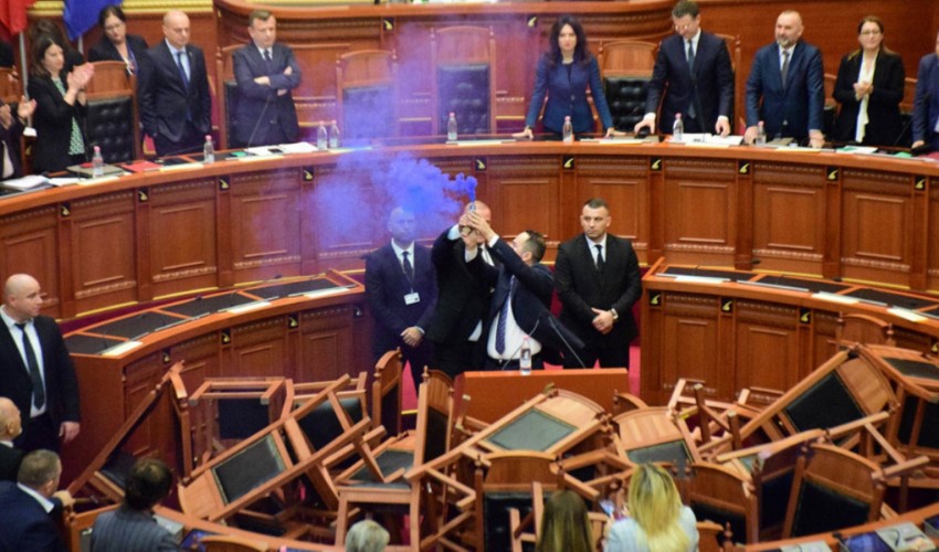 Arnavutluk Meclisi'nde muhalefet vekilleri kürsünün önüne sandalye çektip sis bombası attı