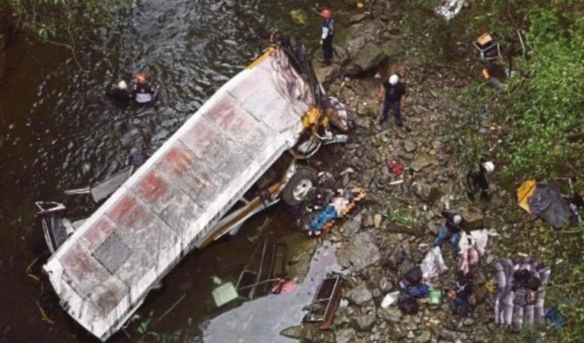 Meksika'da otobüs köprüden aşağı uçtu