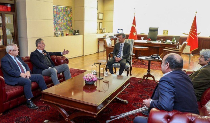 Özgür Özel CHP Genel Merkezi'nde ADD Genel Başkanı Bozkurt ile bir araya geldi