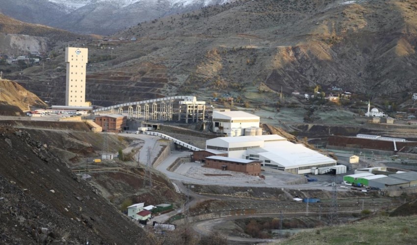 CHP heyeti Siirt'te maden ocağındaki göçüğe ilişkin incelemede bulundu