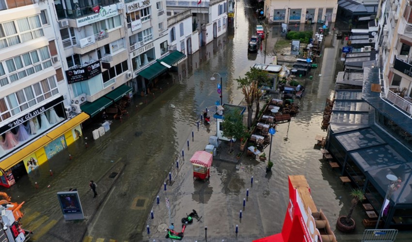 İzmir'de şiddetli yağış denizin taşmasına neden oldu: Yollar sular altında kaldı