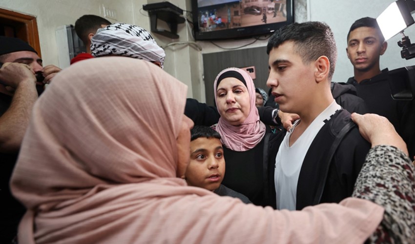 Ahmed es-Selayme, serbest bırakılmasının ardından ailesine kavuştu: 'İnşallah savaş bir an önce sona erer'