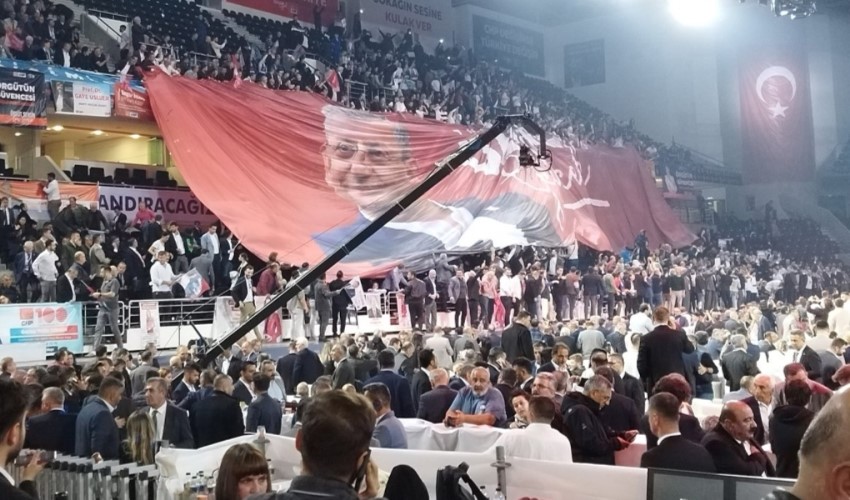 Appeso in sala uno striscione per Özgür Özel, si canta l'Inno di Smirne