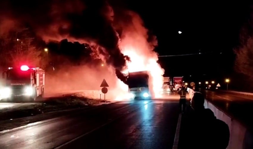 Autobus in fiamme sul Monte Bolu, evitata la tragedia