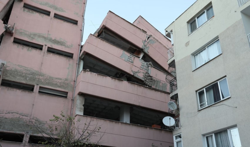 İzmir’de yıkımı yapılan lise yan yattı
