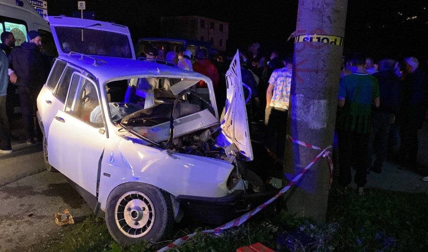 Auto si schianta contro un palo a Kocaeli