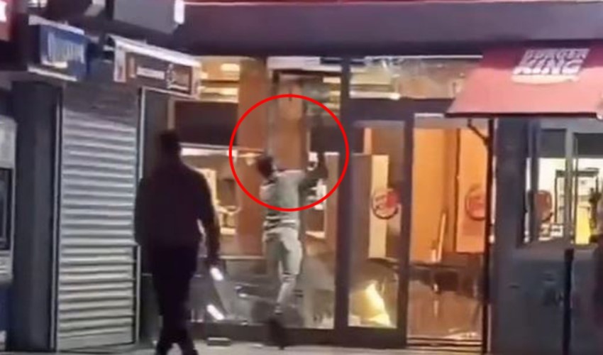 Esenyurt'ta Burger King mağazasının camlarını indirdi: '10 dakikada bir bebek ölüyor'