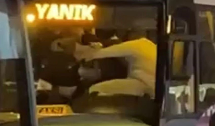 Rissa a calci e pugni su un autobus di linea ripresa in video