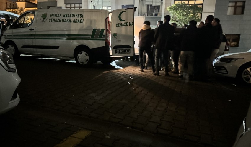 Agente di polizia muore dopo che la sua arma, caduta a terra, ha fatto fuoco