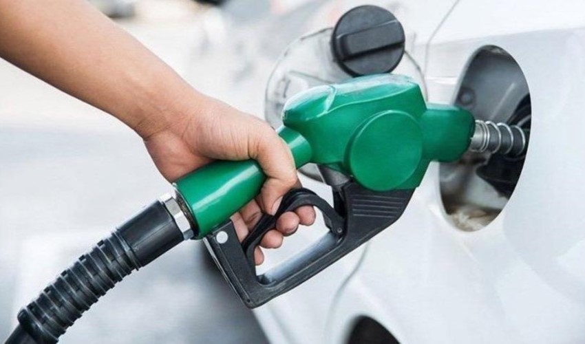 Nonostante il record nel settore automobilistico e il calo dei prezzi, le vendite di carburante continuano a diminuire