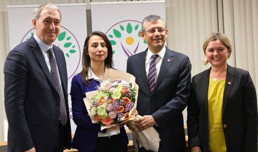 Il leader del CHP Özgür Özel ha visitato la sede centrale del DEM Parti