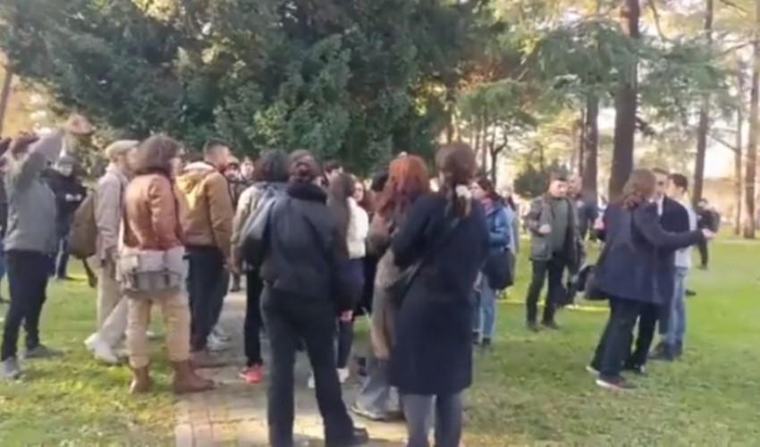 Yılbaşı ağacı süsleyen öğrencilere saldırı