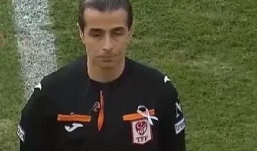 La protesta degli arbitri con il nastro nero!