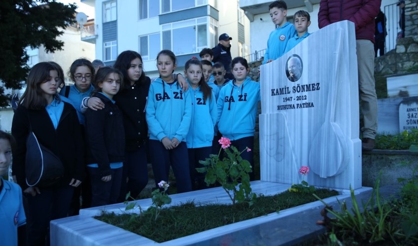Karadeniz türkülerinin unutulmaz yorumcusu Kamil Sönmez mezarı başında anıldı