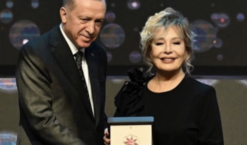 Cumhurbaşkanı Erdoğan, Emel Sayın'a 'Müzik Ödülü' verdi