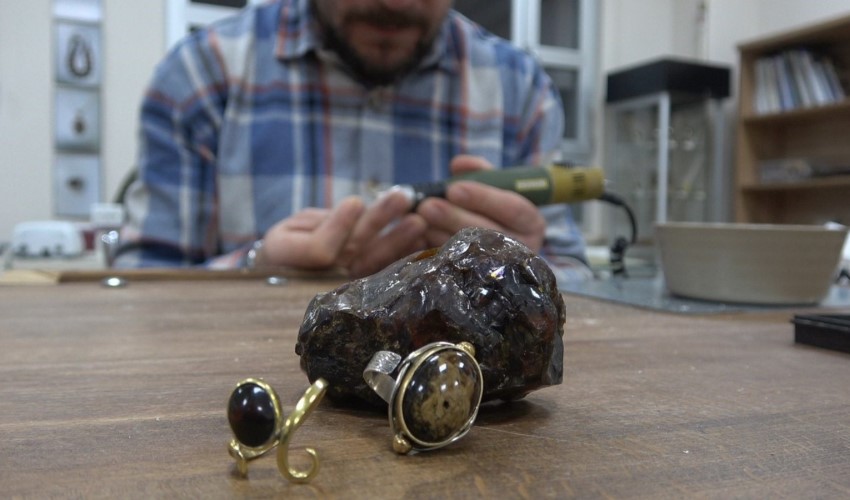 L'ambra viene lavorata da mani esperte e trasformata in gioielli e oggetti ornamentali