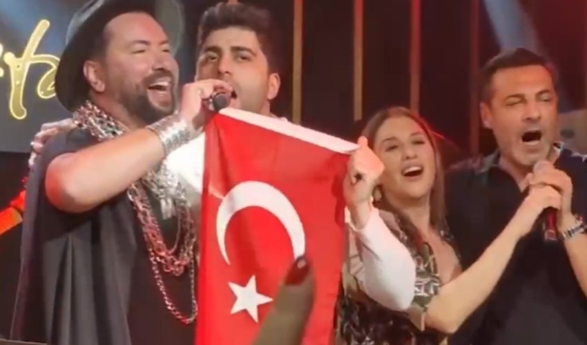 Kızılcık Şerbeti dizi ekibi, İzmir Marşı'nı seslendirdi