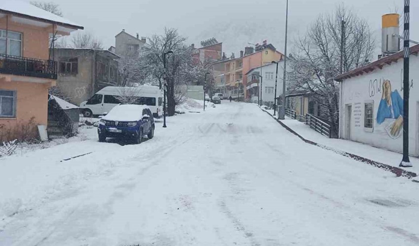 A Tunceli continuano le nevicate, decine di strade rurali chiuse al traffico