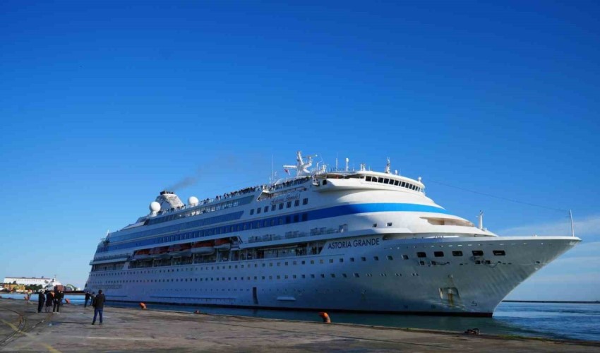 Una nave da crociera con centinaia di turisti russi arriva per la prima volta direttamente dalla Russia a Samsun