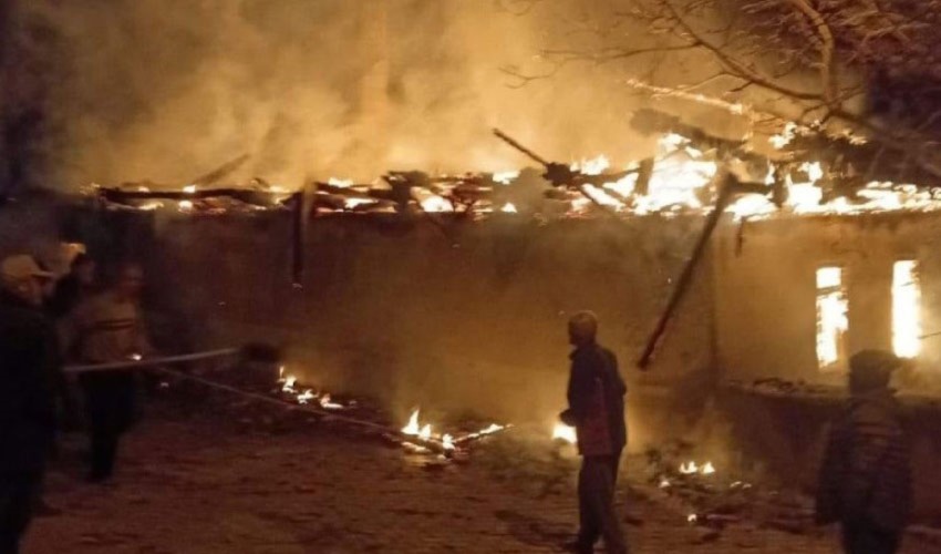 Il deposito di materiali della moschea è stato avvolto dalle fiamme