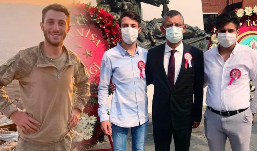 Özgür Özel condivide una foto con il martire Enis Budak: 