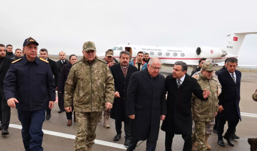 Milli Savunma Bakanı Yaşar Güler, TSK komuta kademesi ile Irak sınırında