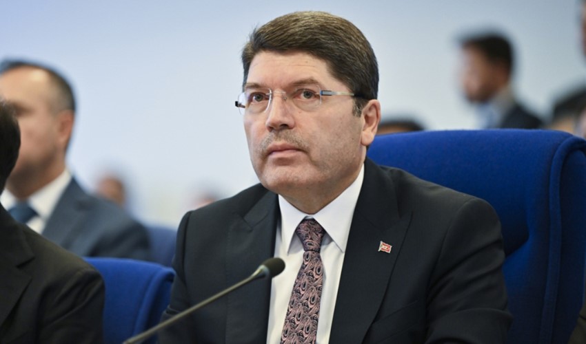 Il ministro Tunç ha annunciato: arrestata la persona che ha insultato i martiri