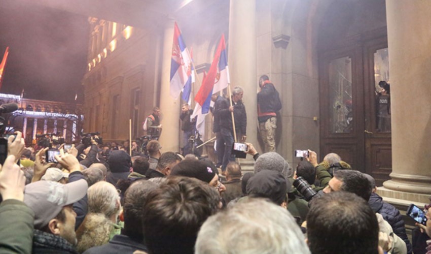 Sırbistan'da göstericilere müdahale edildi
