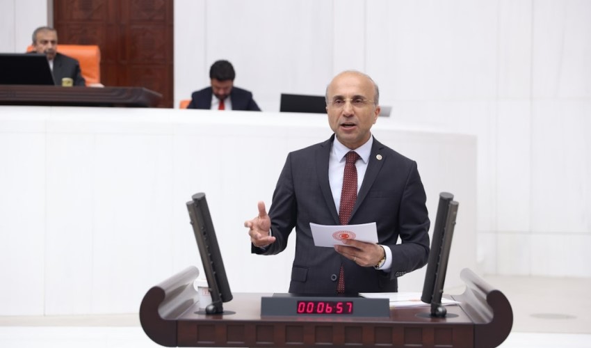 Il deputato del CHP di Kayseri Aşkın Genç: Il salario minimo deve essere di almeno 20 mila lire