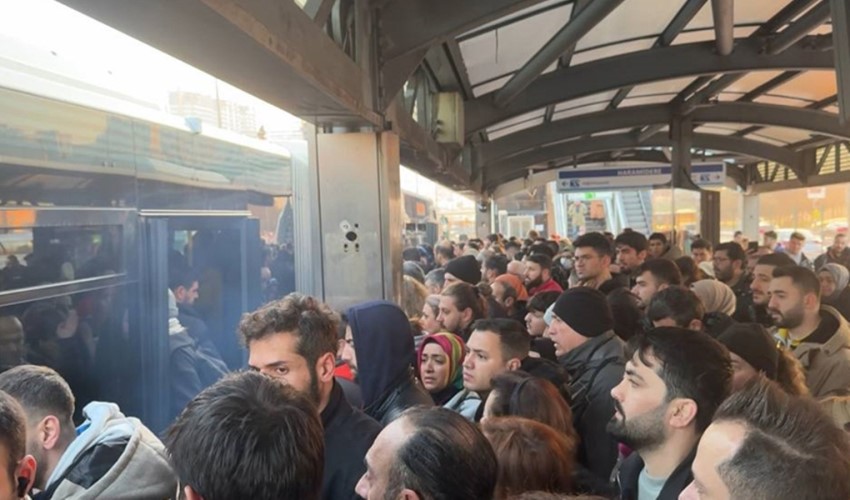 İstanbul'da metrobüs arızalandı: Yolcular tahliye edildi