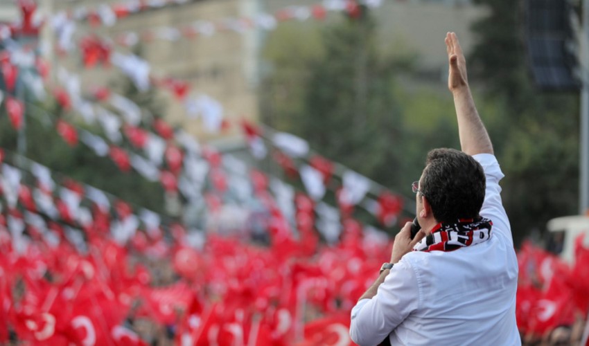 İmamoğlu invita i cittadini a Beşiktaş dopo la Supercoppa: 'Prendete le foto di Atatürk e le vostre bandiere e venite!'