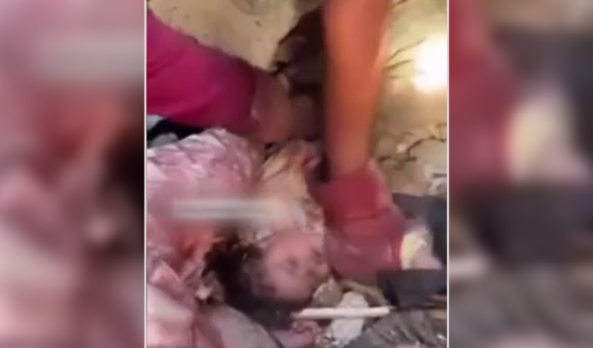 Un neonato estratto vivo dalle macerie dopo gli attacchi israeliani a Rafah