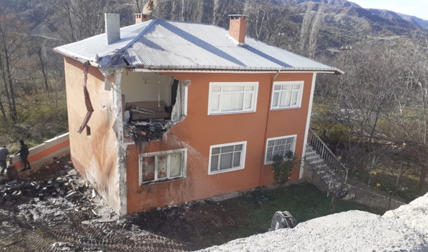 Şaşkına çeviren kaza: Yol kenarındaki 2 katlı evin duvarını yıktı