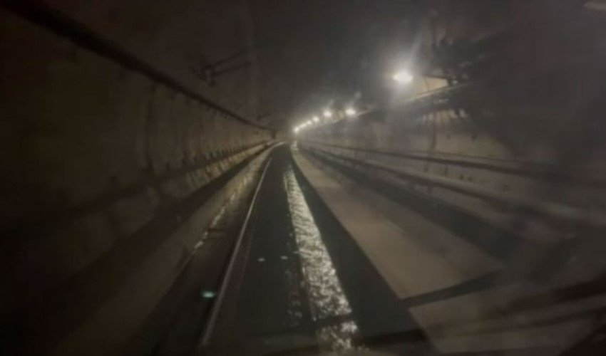 Londra'daki Thames Nehri’nin altındaki tüneli su bastı