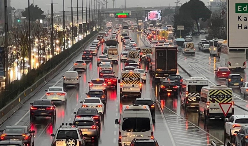 İstanbul'da yağmur çileye dönüştü: Trafik durma noktasına geldi