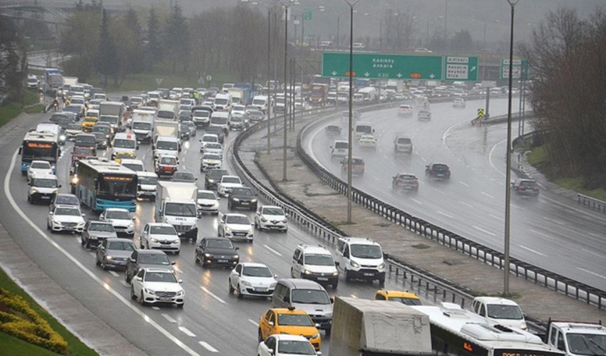 İstanbul'da yağmur ve sisle birlikte trafik kilitlendi