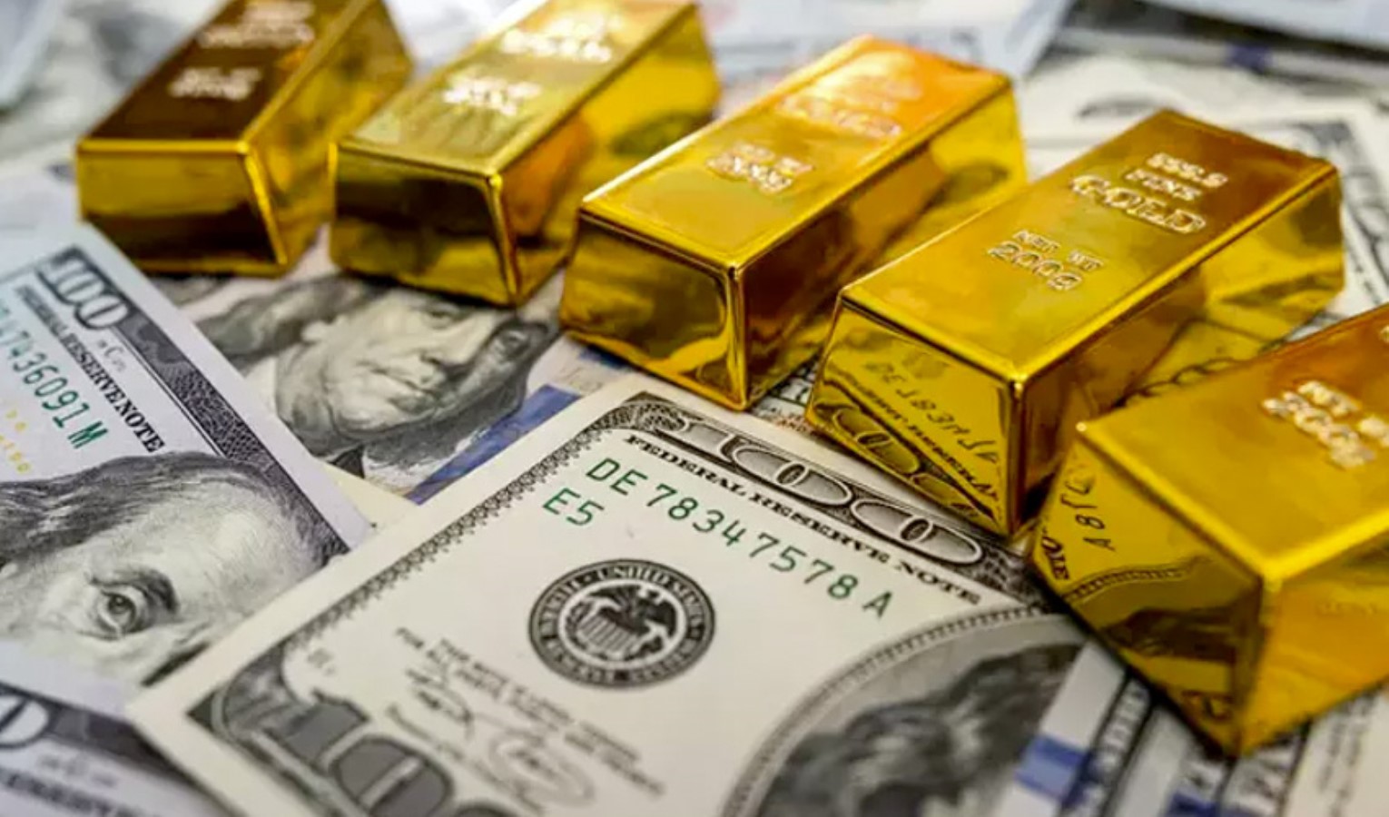 Dolar banknotları üzerinde altın külçeleri