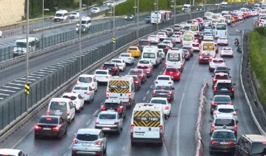 Okullar açıldı, İstanbul’da trafik kilitlendi