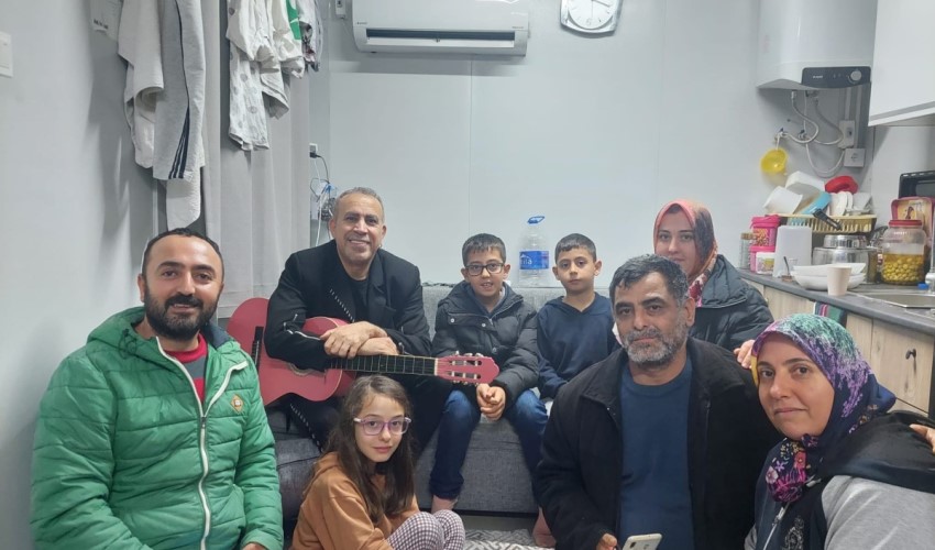 Haluk Levent yeni yıla Antakya'da depremzedelerle beraber girdi