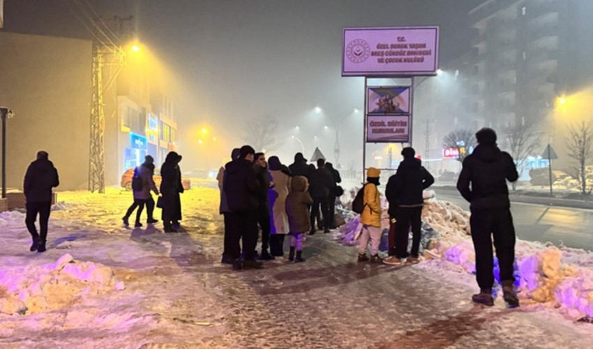 Hakkari'deki depremler sonrası 28 ev ve 1 ahırda çatlaklar oluştu