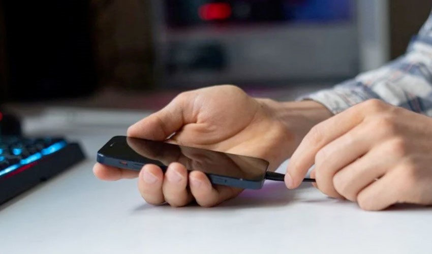 L'UE annuncia l'adozione di un caricabatterie universale per i dispositivi elettronici