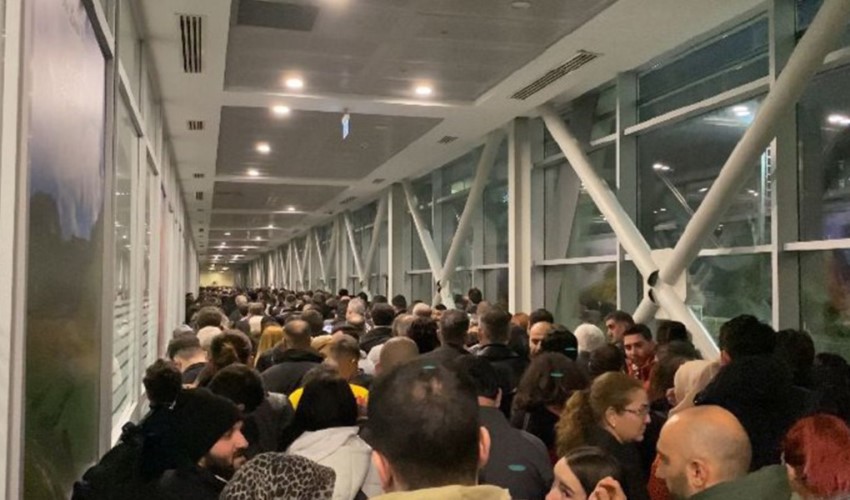 Affluenza al valico di frontiera di Sarp per Capodanno: si formano code per il rientro