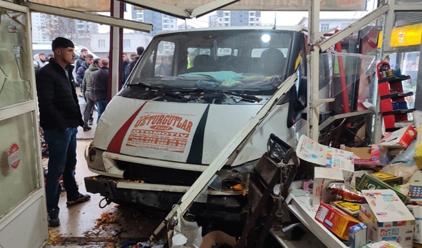 Diyarbakır'da markete giren minibüs 5 öğrenciyi yaraladı