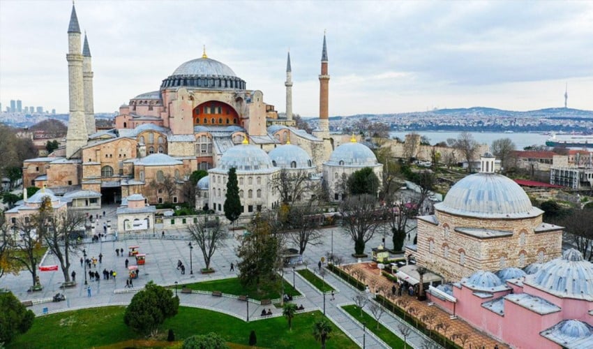 Fiyat netleşti: Ayasofya turistlere ücretli oldu