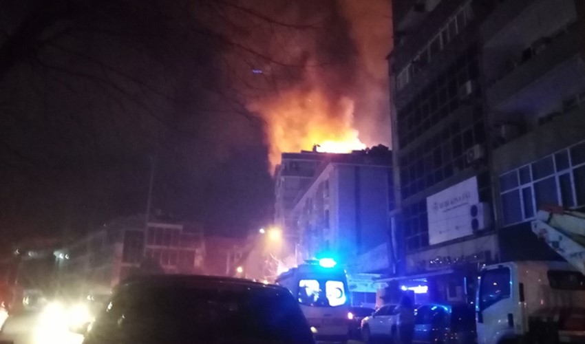Kağıthane'de 3 apartmanı saran yangında can kaybı yok