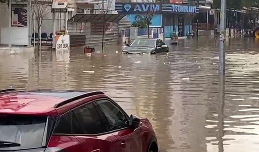 İzmir'de sağanak hayatı felç etti! Okullar yarım gün tatil edildi