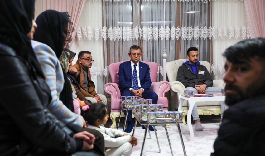 CHP Genel Başkanı Özgür Özel'den şehit ailesine taziye ziyareti