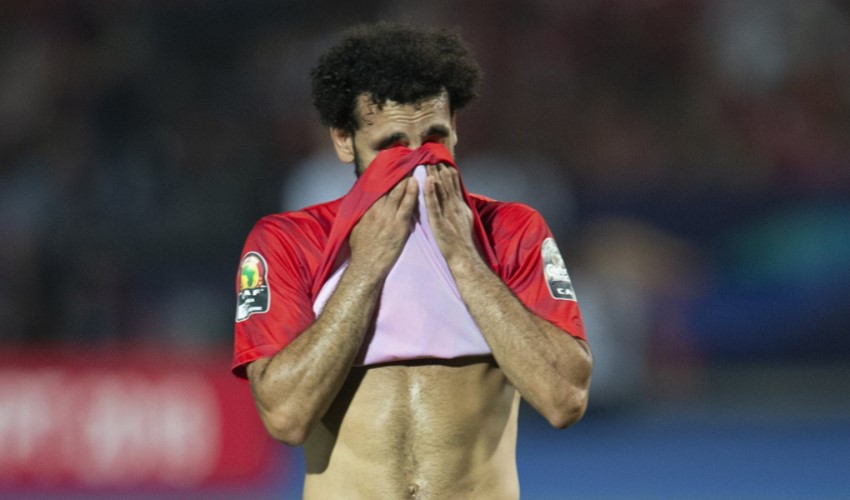 Mısır'da Mohamed Salah sakatlandı: Sahayı ağlayarak terk etti