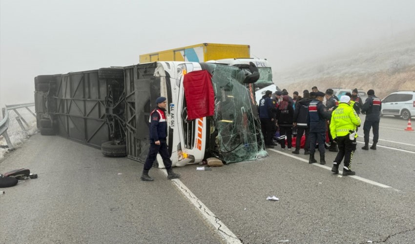 Malatya’da yolcu otobüsü devrildi, kamyon devrilen otobüse çarptı! Çok sayıda ölü ve yaralı var