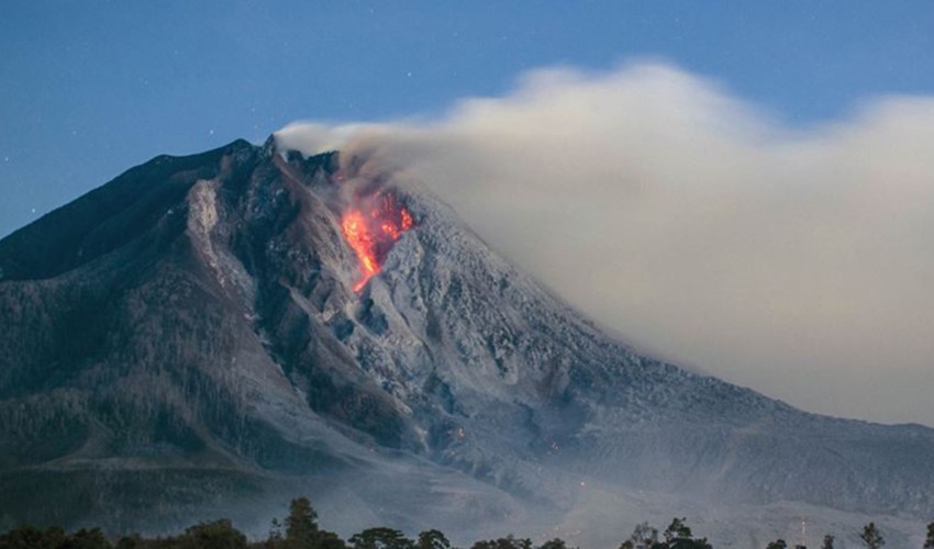 Endonezya'da yanardağ patlaması: Bin 172 kişi tahliye edildi